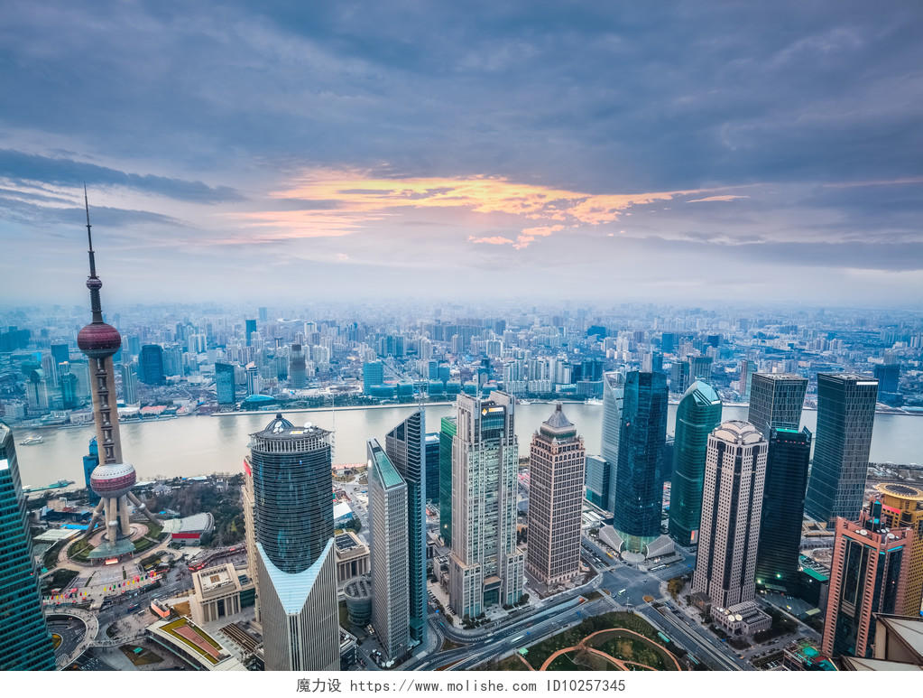 黄昏时分上海鸟瞰图迷人的现代城市上海旅游